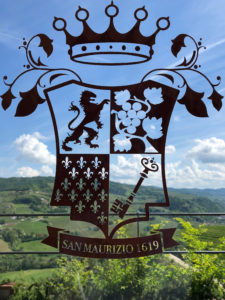 Relais San Maurizio logo on a glas door